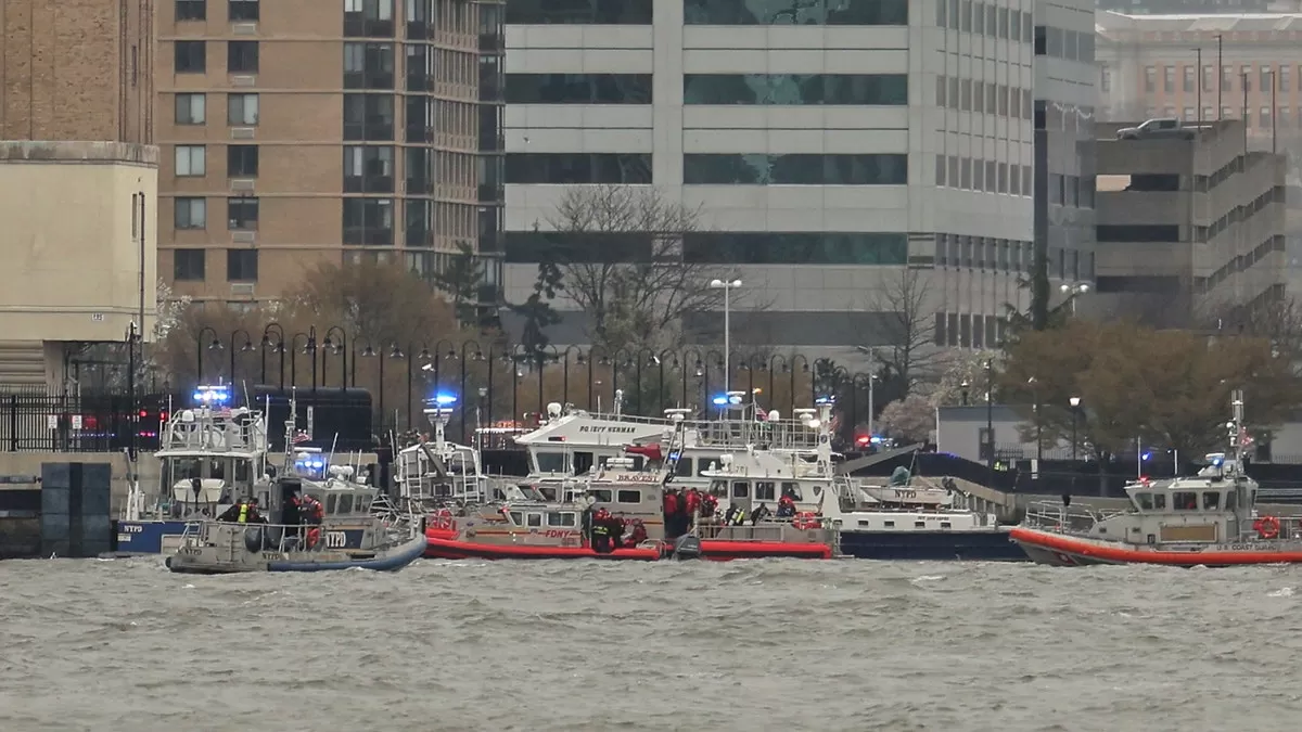 Barcos de rescate de la policía y los bomberos responden a un accidente de helicóptero en el río Hudson