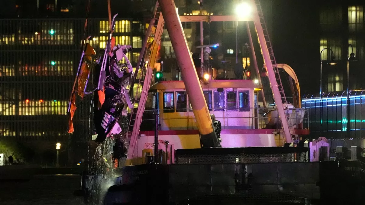 Restos de helicóptero rescatados del Hudson