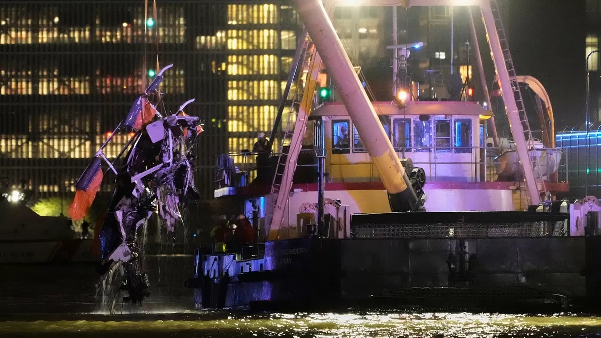 Restos de helicóptero rescatados del Hudson