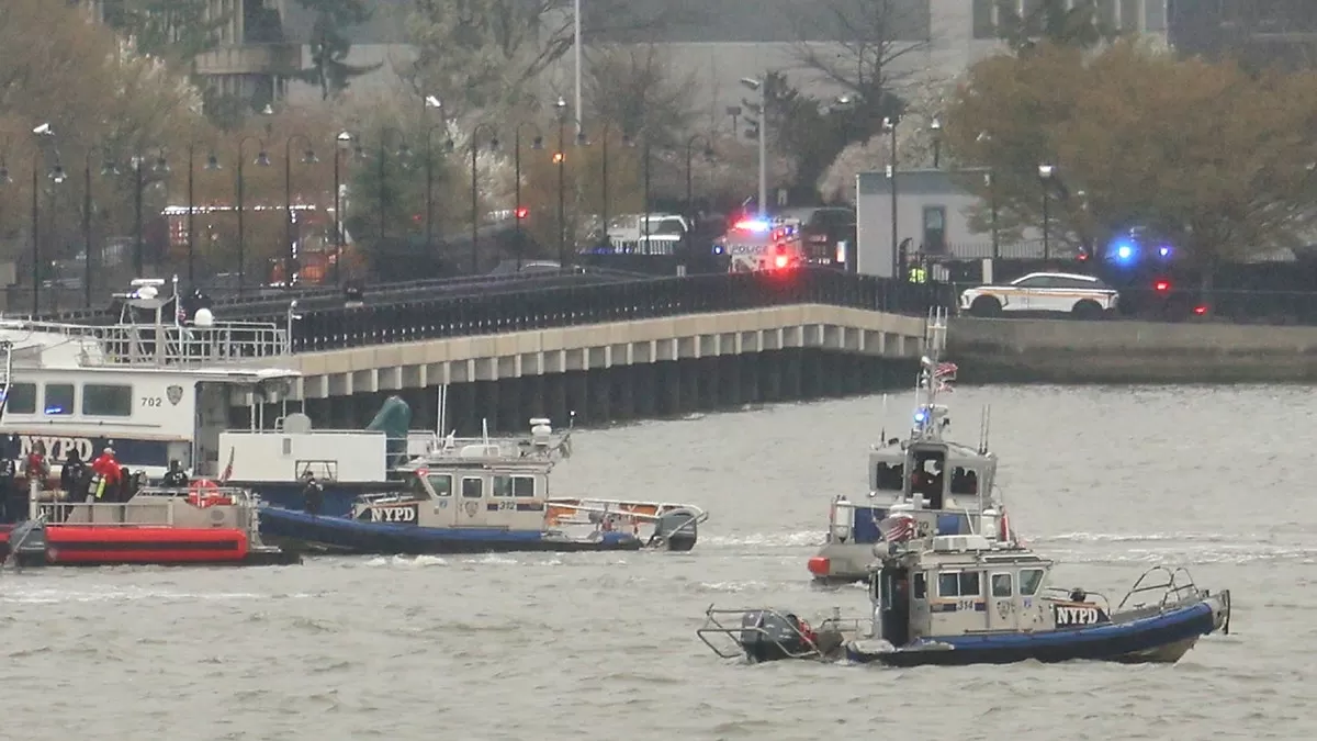 La policía y los bomberos en barcos en Nueva York y Nueva Jersey responden a un accidente de helicóptero.