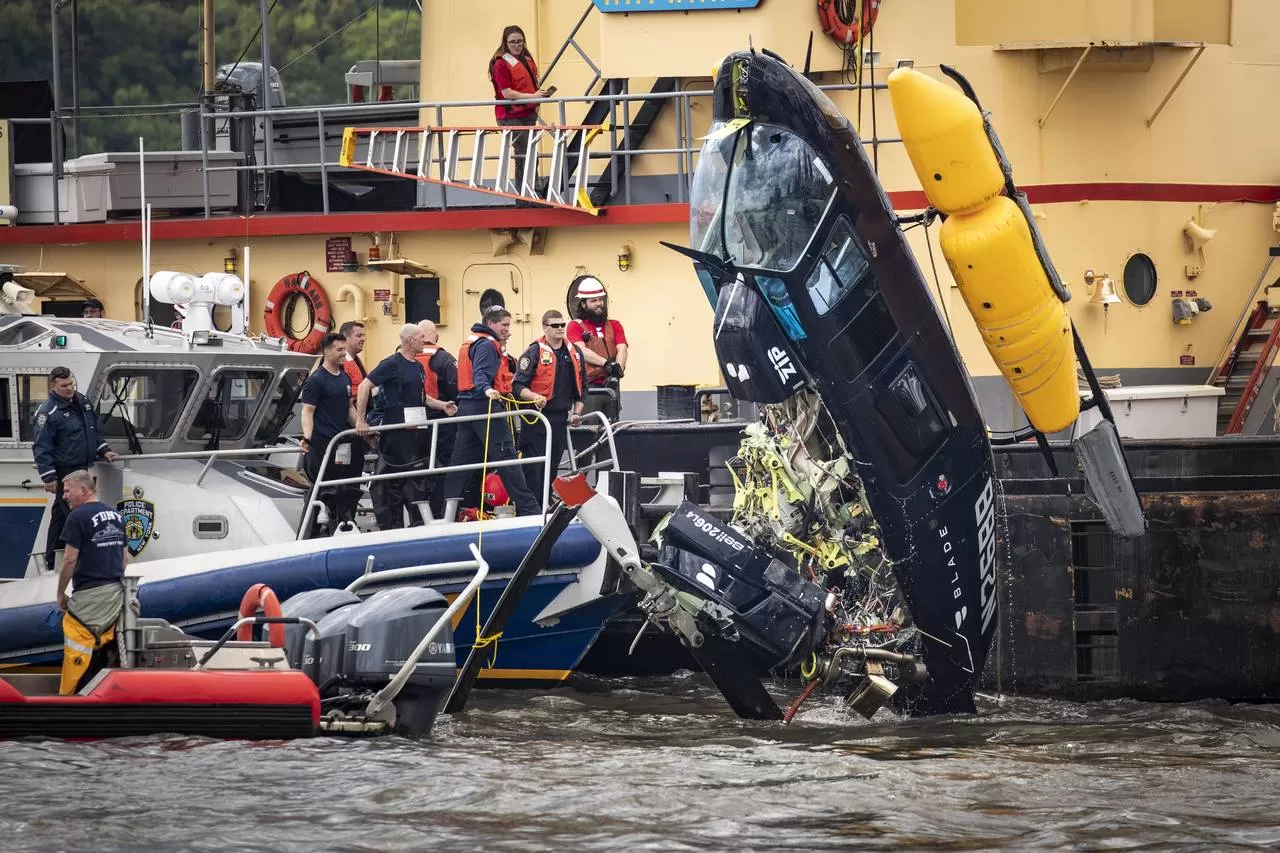 Helicopter Crashes in New York City's Hudson River; No One Is Seriously  Hurt - WSJ