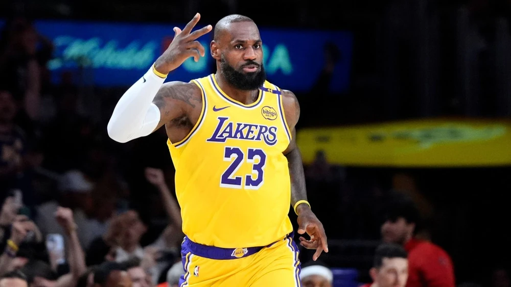 NBA: LeBron James trở thành cầu thủ đầu tiên đạt được cột mốc kỷ lục 50.000  điểm