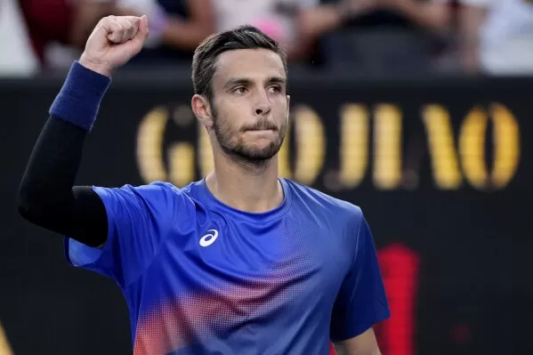 Lorenzo Musetti's man bun is gone at the Australian Open, but he still  manages to win by a hair | AP News